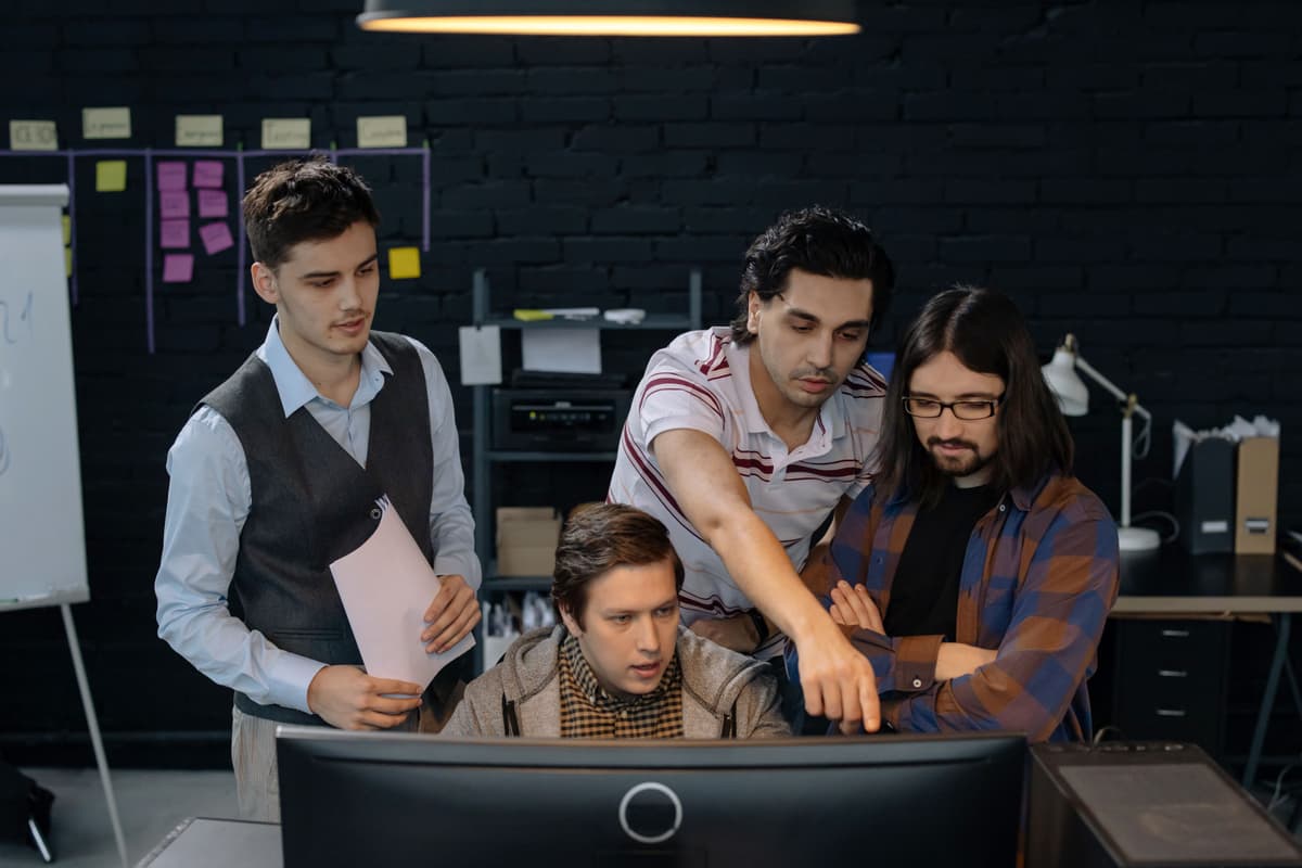 Modern bir ofiste profesyonel danışmanlık ekibi